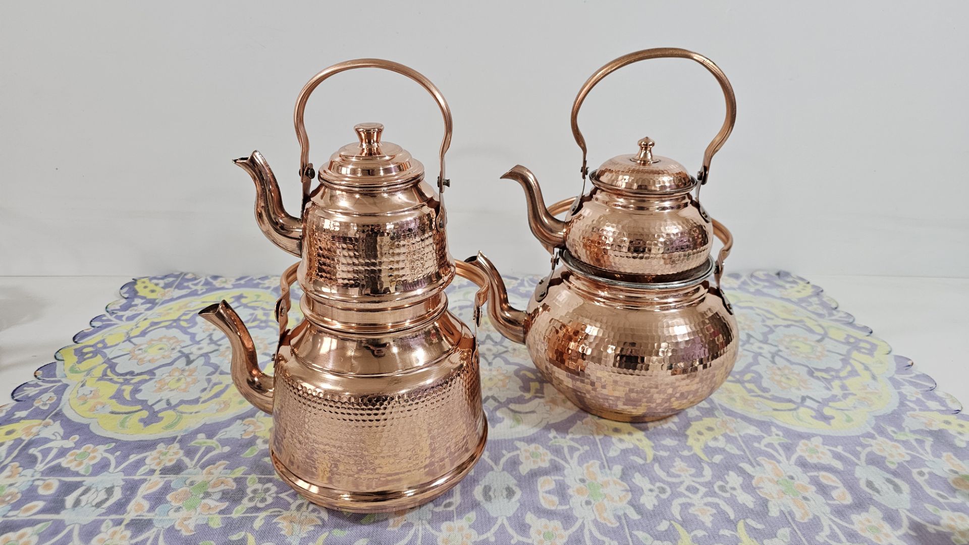 کتری مسی و قوری مسی دسته برنجی .کتری 2 لیتری داخل قلع  ارتفاع کتری 17.ارتفاع قوری 13 سانت.در مس زنجان نمونه